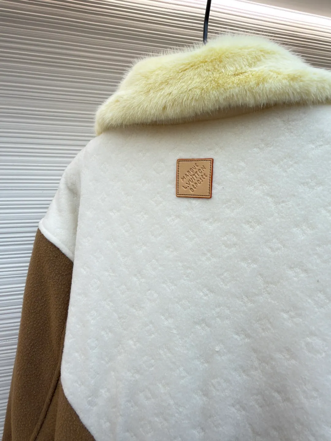 LOUIS VUITTON Shearling collar patchwork jacket ●Original version: 30006 purchase and development ●Item number: 1681987-C25 ●Fabric: wool fabric ●Technology: Positioning cutting machine ●Color: yellow and white ●Version: Fitted version ●Weight: about 1630 grams ●Size: S-M-L-XL ●Description: This sheepskin jacket injects a touch of chic après-ski casual style into your winter look. Featuring a striking 'V' yoke at the front and back, it's made from a blend of sheep's wool and tussah silk and embellished with a Monogram jacquard pattern. The soft shearling collar pulls up to wrap around the neck, while the quilted Monogram pattern on the interior further enhances warmth and comfort. The finishing touch is the LV trim on the chest and refined leather trim on the zippers and pockets. 90% sheep wool, 10% cashmere; Fabric 2: 86% sheep wool, 14% tussah silk; Lining 1: 100% polyester; Lining 2: 100% cotton; Filling: 100% polyester shearling; Cow leather; Except for trim; Contrast yoke with all-over logo jacquard Striped ribbed waist and cuffs The left chest is decorated with metal logo accessories. The quilted logo lining zipper opening and closing has a straight and delicate overall line. The fabric is comfortable and soft, and the color is consistent without color difference. It can be matched with the same style to create a fashionable look and control various occasions. Customized accessories, complete with three labels, same style for men and women!